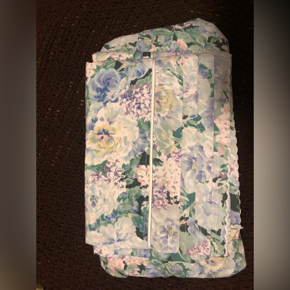 Eileen West Floral Blue and Green twin sz fitter and two pillowcase - Picture 3 of 3